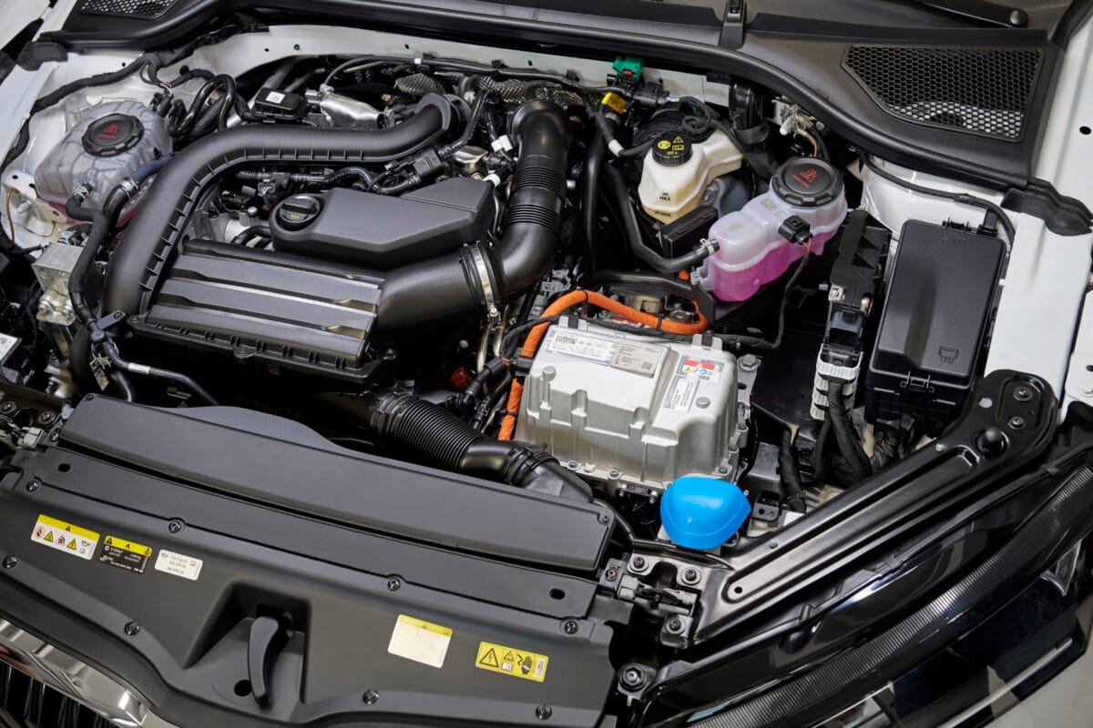Vano motor del Škoda Octavia full hybrid con el 1.5 TSI