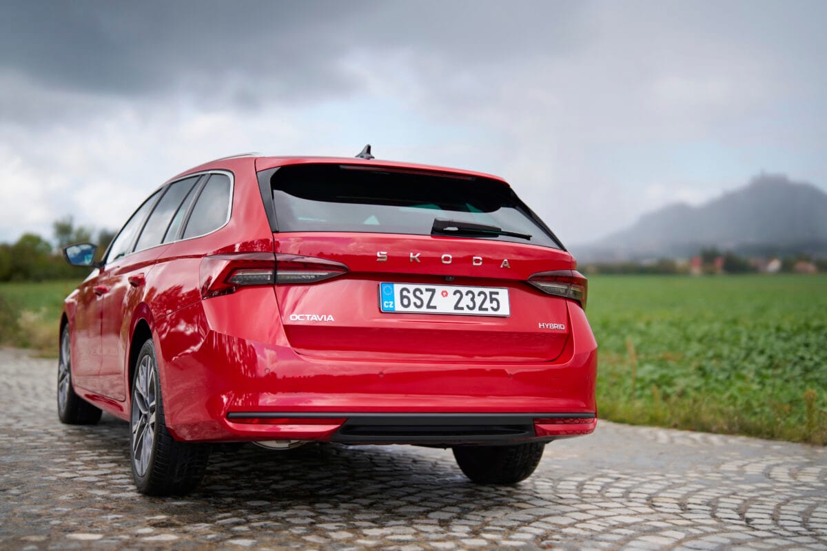 Vista trasera de un Škoda Octavia familiar de color rojo