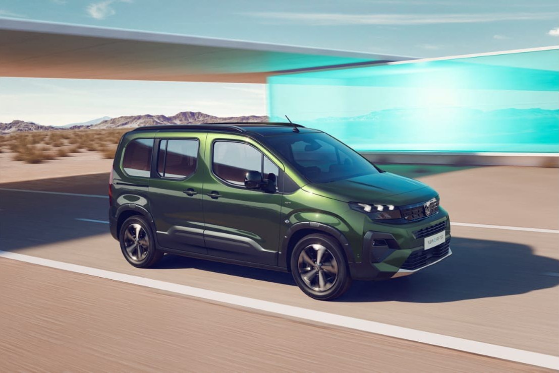 El nuevo Peugeot E-Rifter verde circula por una carretera