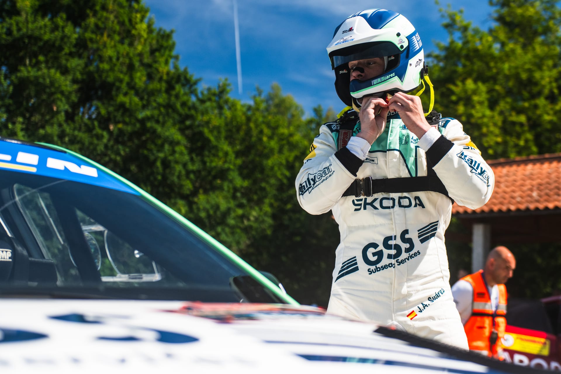 José Antonio «Cohete» Suárez se abrocha el casco junto a su Škoda