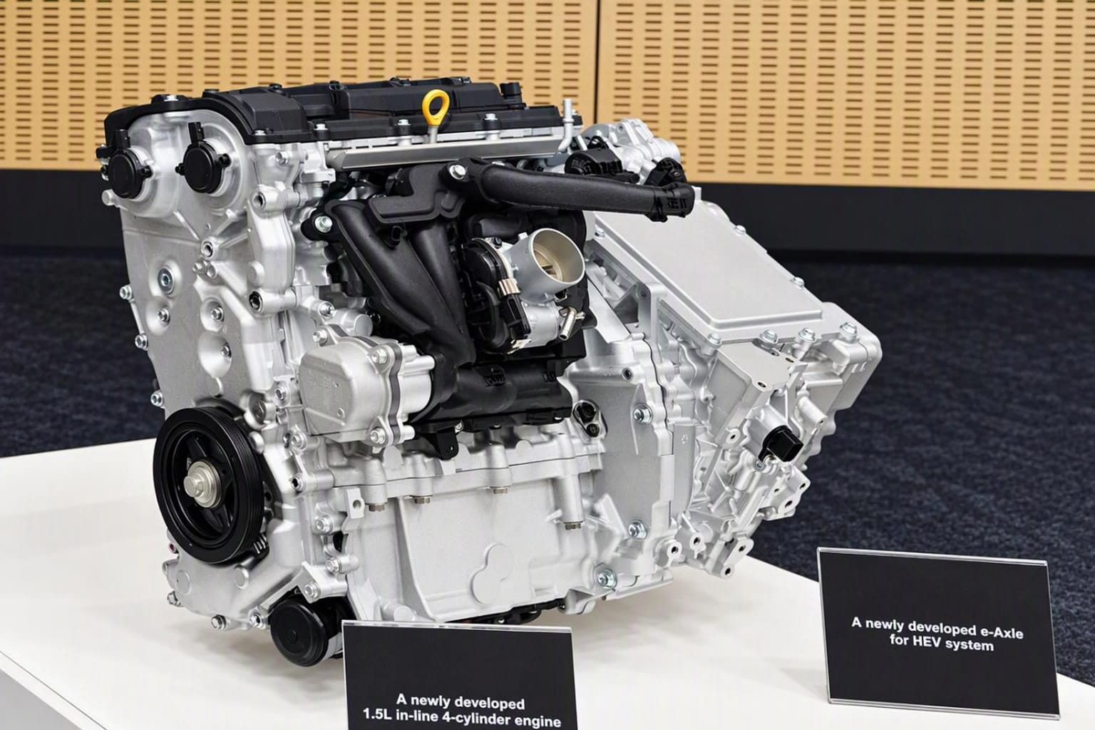 El nuevo motor 1.5 de cuatro cilindros de Toyota junto a su eje eléctrico para híbridos
