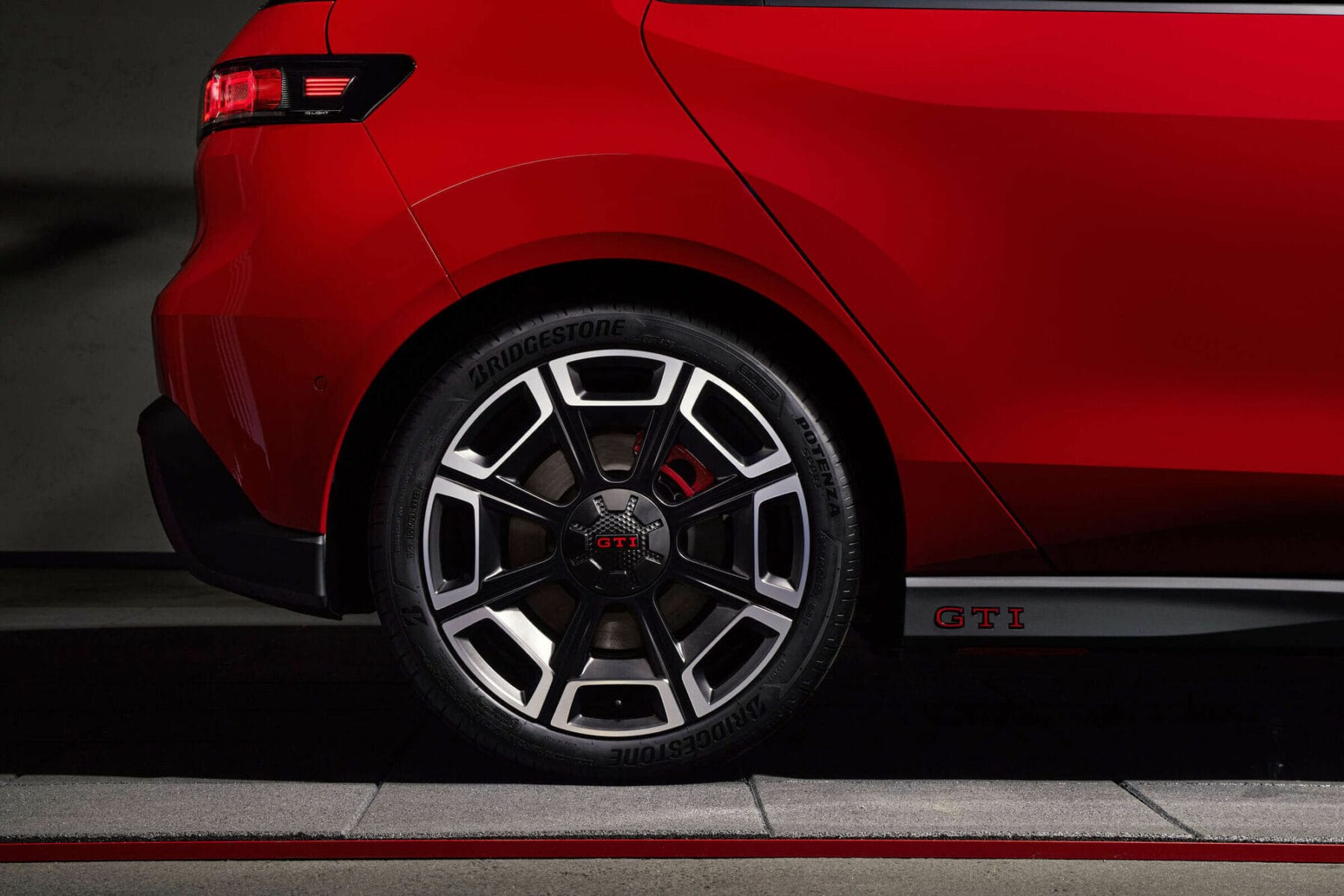 Llanta de 19 pulgadas y letras GTI en el lateral del ID. Polo GTI