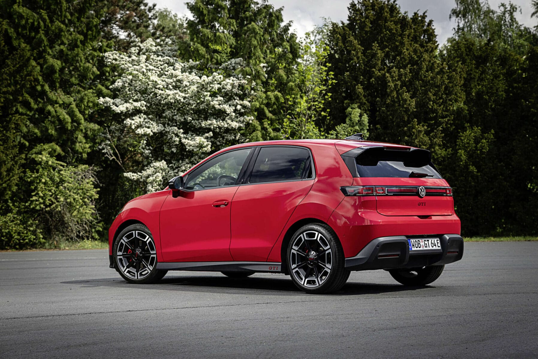 El Volkswagen ID. Polo GTI rojo visto desde atrás, con el alerón de techo