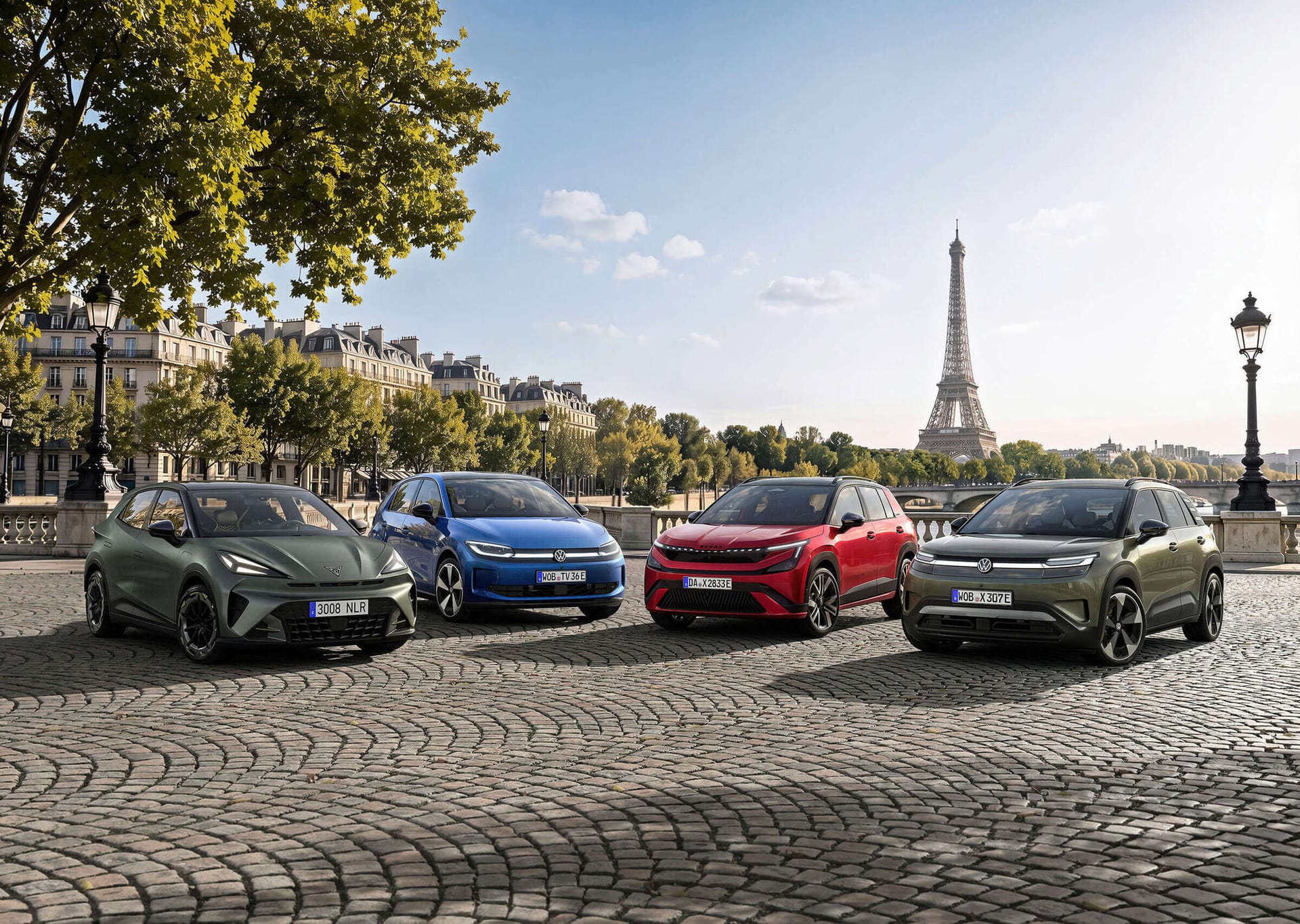 El CUPRA Raval, el Volkswagen ID. Polo, el Škoda Epiq y el Volkswagen ID. Cross en París, con la torre Eiffel al fondo