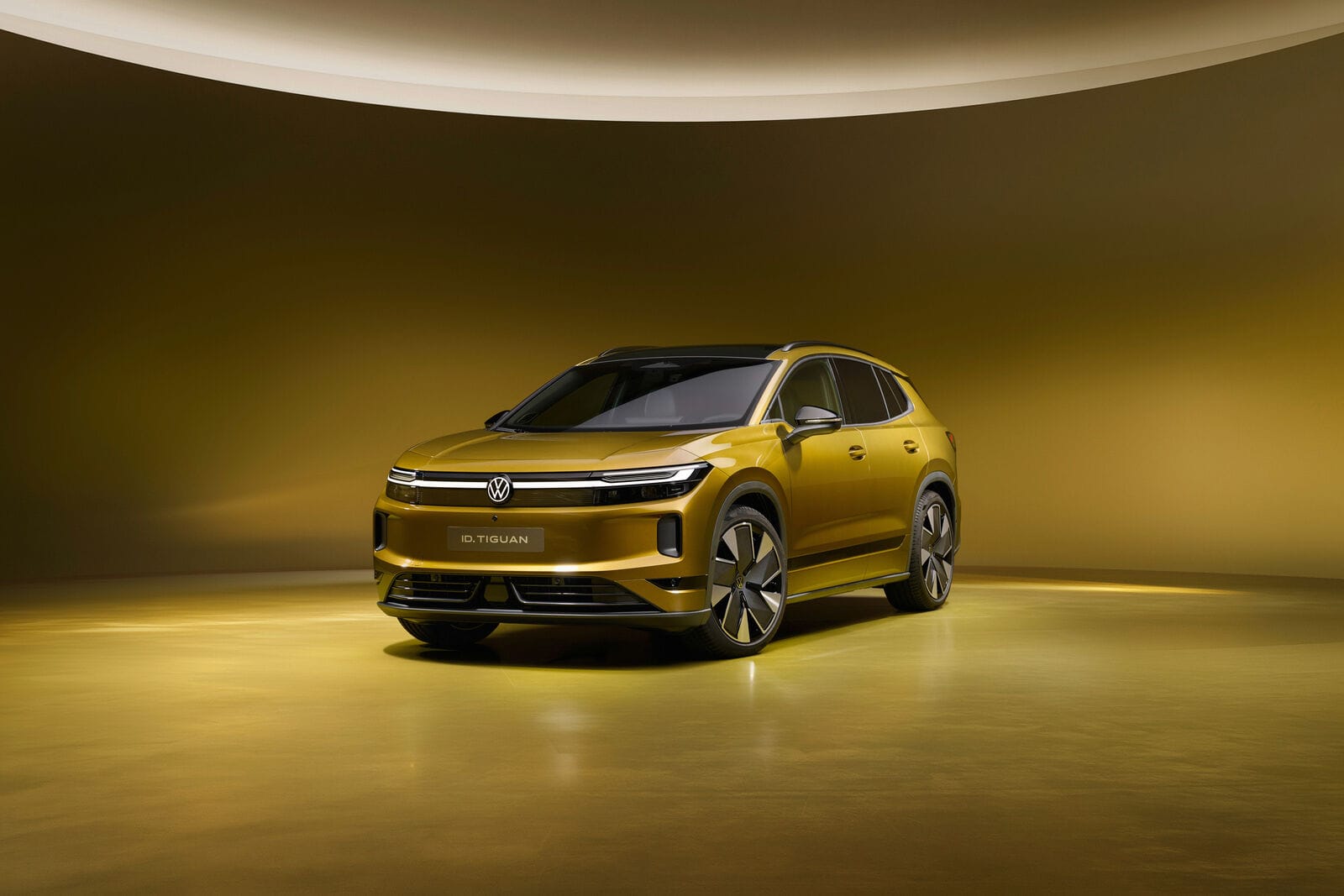 Frontal del Volkswagen ID. Tiguan con la firma luminosa horizontal