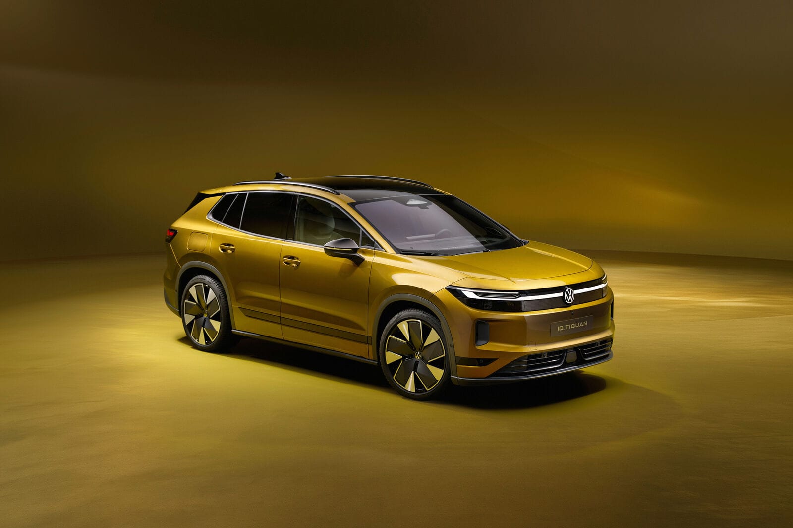 El nuevo Volkswagen ID. Tiguan dorado, de tres cuartos delantero, en un estudio