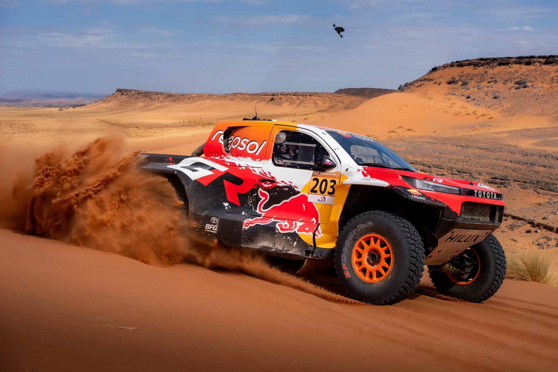 El Toyota Hilux número 203 de Seth Quintero levanta arena en una duna de Marruecos
