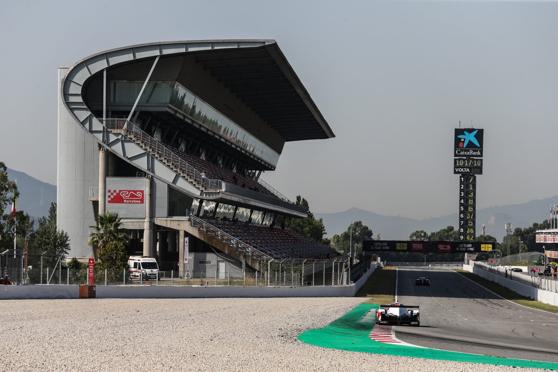 Un Toyota de resistencia rueda frente a la tribuna principal del Circuit de Barcelona-Catalunya