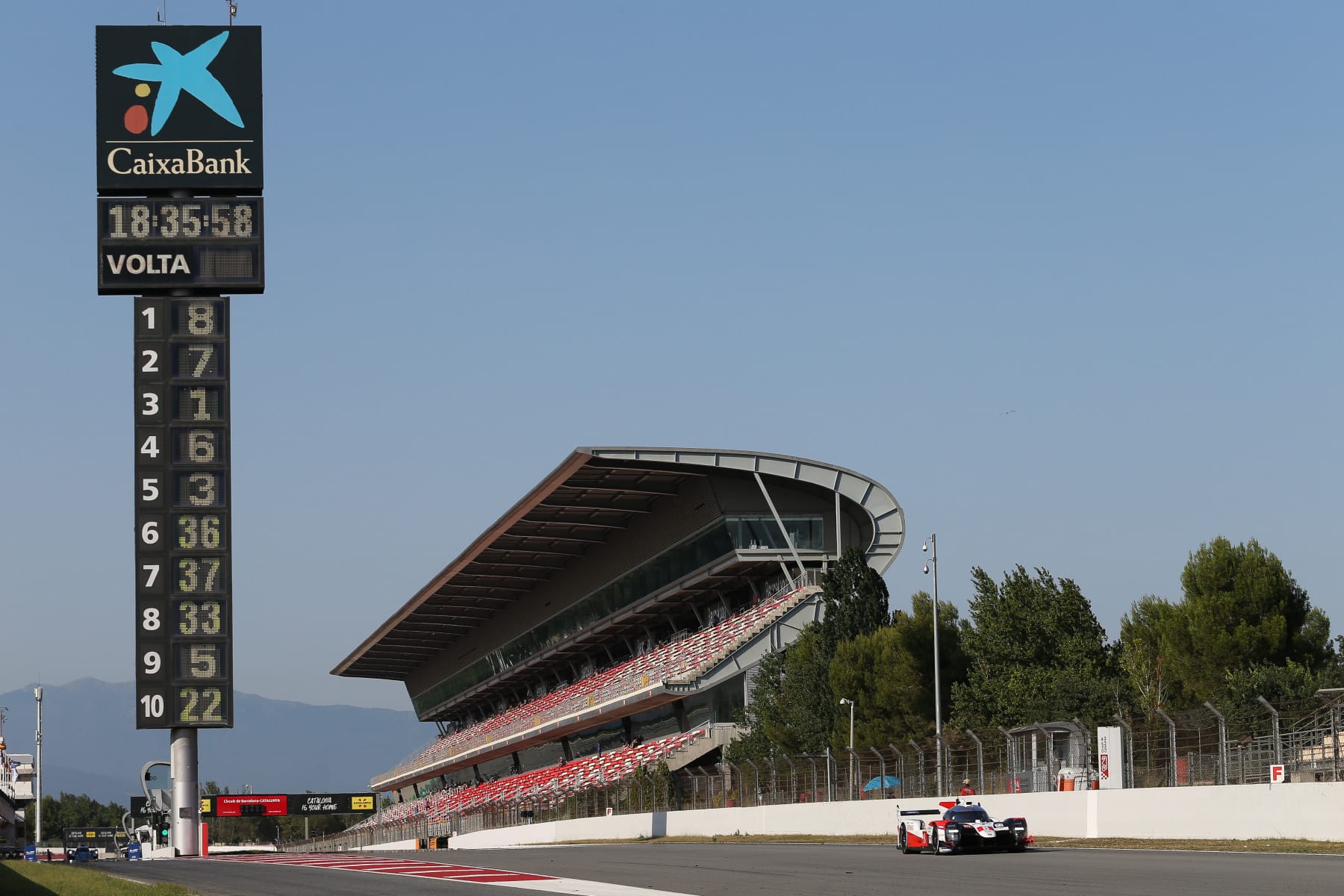 Un Toyota del Mundial de Resistencia en la recta del Circuit de Barcelona-Catalunya