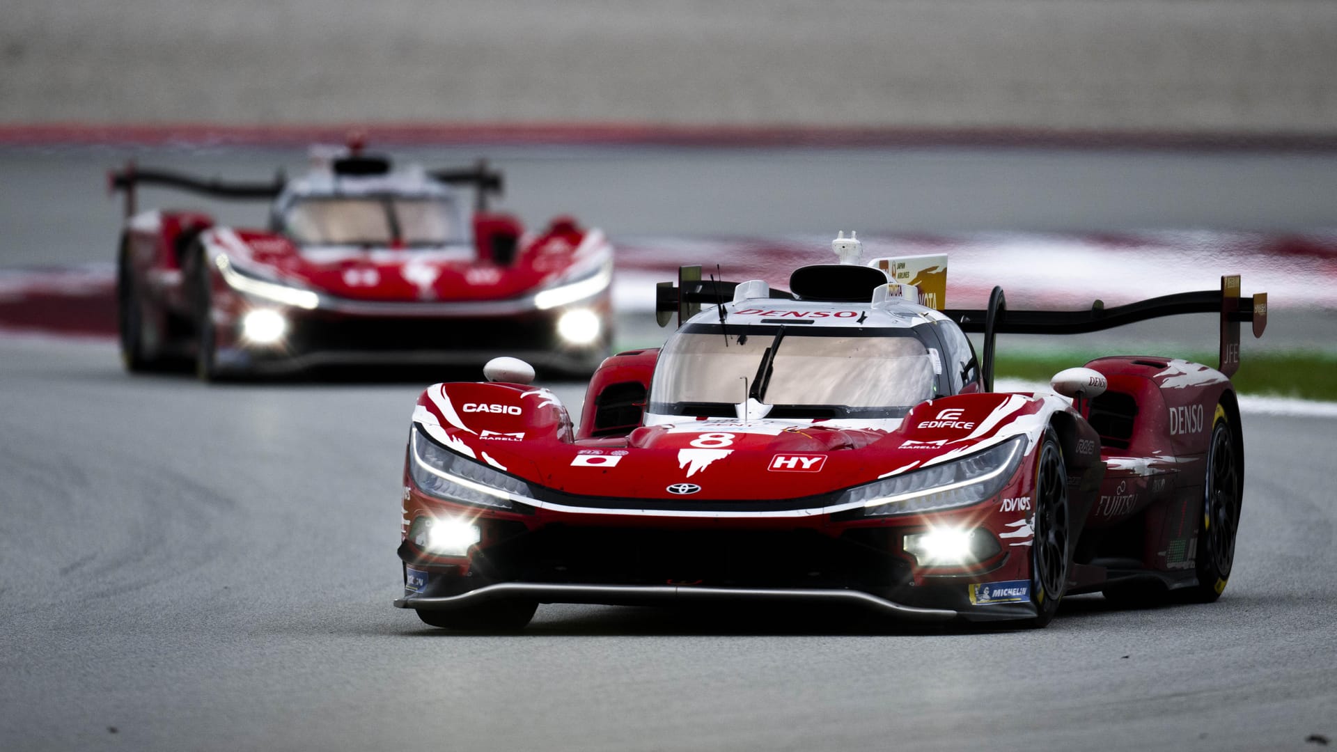 Los dos Toyota TR010 Hybrid, con el n.º 8 delante, en las 6 Horas de Barcelona